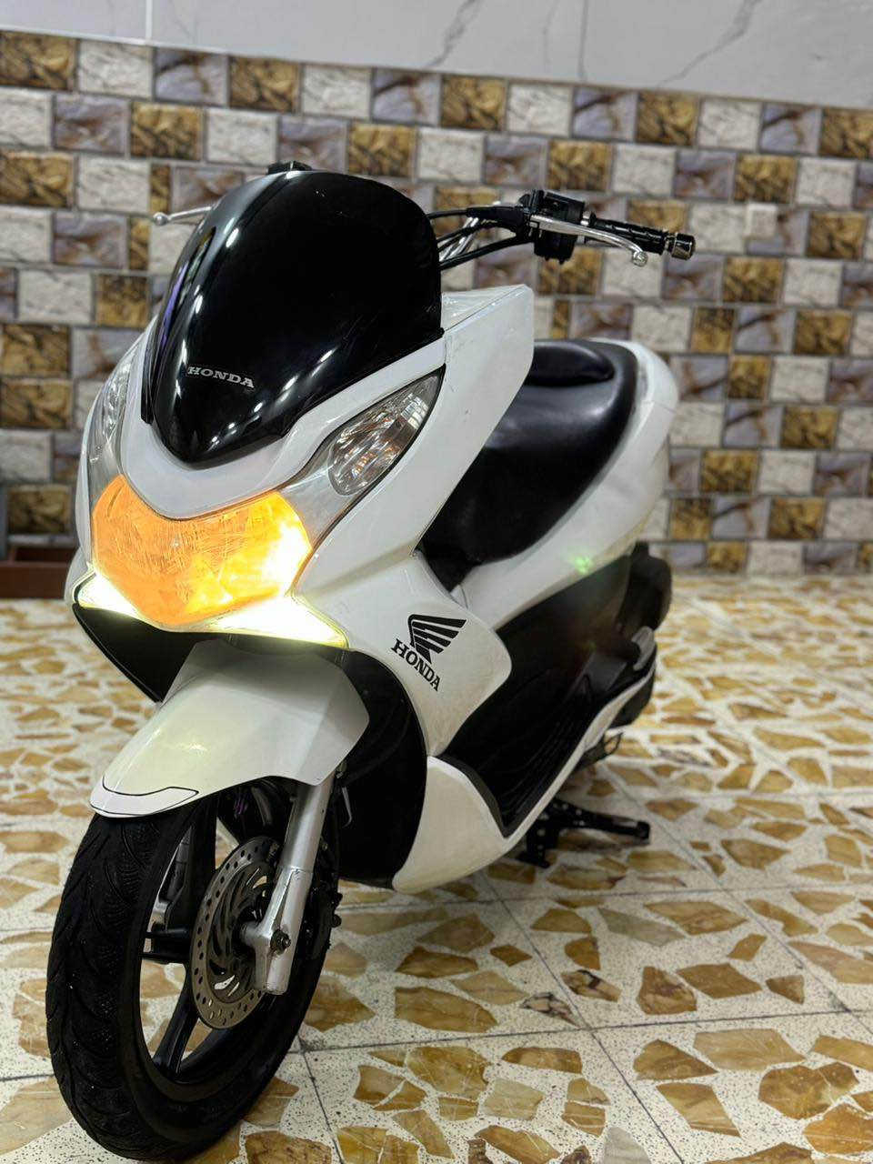 للبيع دراجه pcx ياباني الاصلي مكينه 150 حساس حرف A  نوزل خطين ستان كهربائي حساس ازدحام دراجه جديده  حساس شلعه معدل خير من الله دراجه تتعب تكول جديده مال جناي   شرط برغي ممفتوح بيهه جيب فيتر وافحص مكان بغداد الكرخ السعر مليون و 400 وبيهه مجال والاستفسار *********** بغداد, العراق
