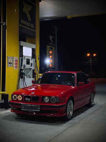 السلام وعليكم 
بي ام 525 اصل كبس موديل 1991 
رقم اربيل تحويل بشرط 
سياره نضيفه مال جناي 
سياره دبل ايرباك تدفه تبريد شغال 
كير ومحرك شرط 
حداديه تايرات باتري كله جديد 
سياره كلهه ايم 
منضومه زنون 
سستم صوت دمام 
بيع او مراوس حسب القناعه خاص موجود 
*********** واتساب
