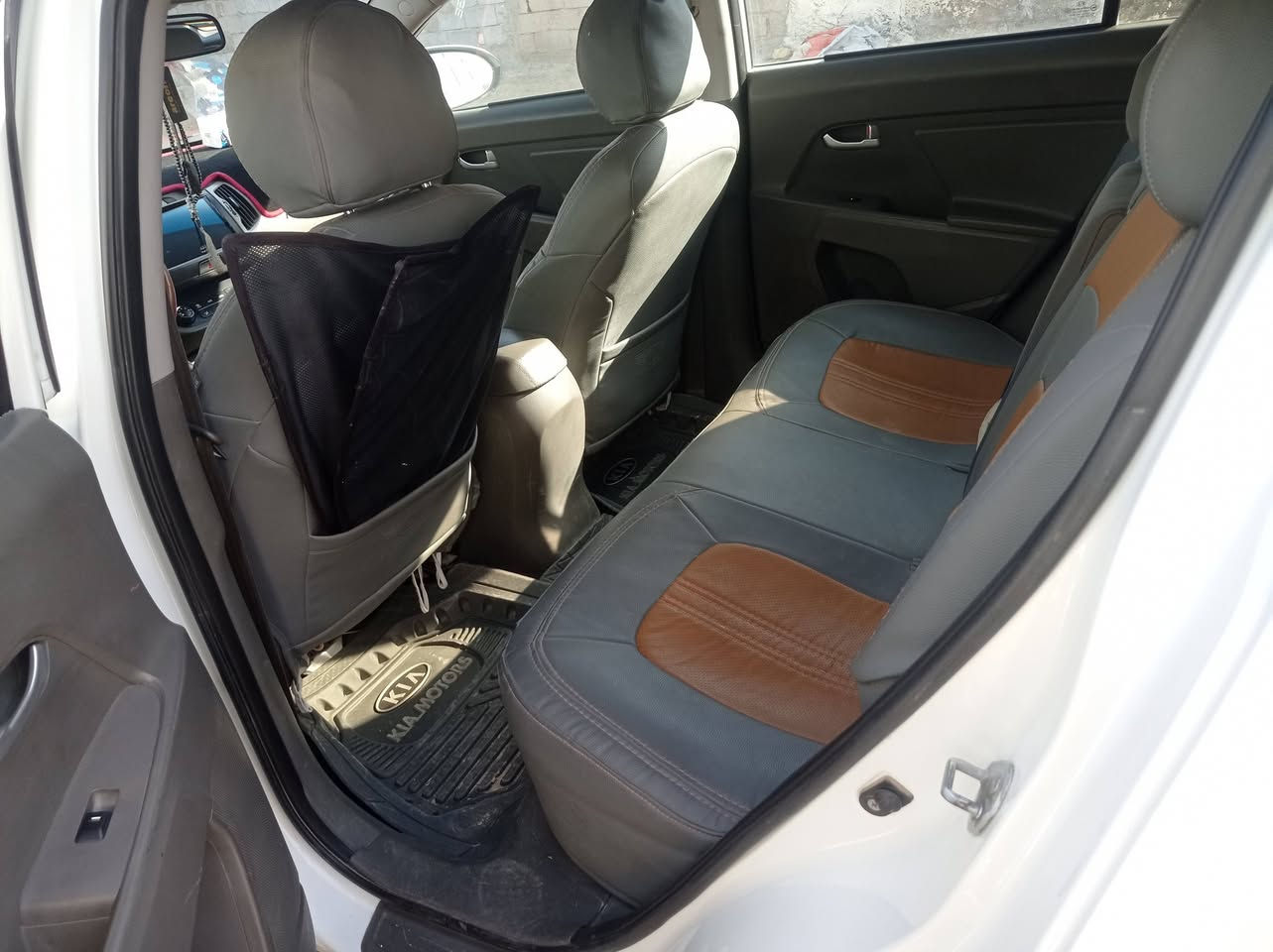 السلام عليكم 
اسبورتج 12 خليجي بيها باب بارد ورش فقط والباقي كفاله عامه 
السياره بأسمي استخدام شخصي مال بيت السنويه لنهايه ل 27
كير ومحرك خير من الله تبريد تدفئه جاهزه حداديه جاهزه شاد الها شاشه وكامره لايت زنون شمسي السياره جاهزه شرط المداور ثاني يوم ب 148 وبيها مجال بيع فقط مااراوس للاتصال ***********
