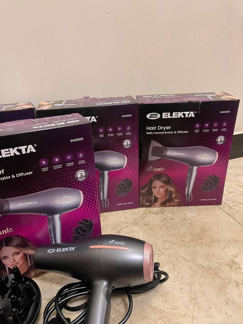 سعر القطعتين 35 الف مع توصيل بغداد ومحافظات
شسوار شعر  ماركه إليكتا - EHD3000 - رمادي جديد   مواصفاته وميزاته الرئيسية ما يلي: 

قوة 2400 واط.

وظيفة الأيونات (Ionic).

يأتي مع موزع هواء (Diffuser) ومركز هواء (Concentrator).

إعدادان للسرعة و3 إعدادات للحرارة


**إذا كنت صاحب هذا الإعلان وتريد حذفه لأي سبب، رجاءا أرسل رسالة إلى الدعم الفني**