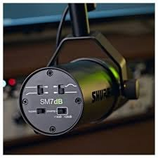 متوفر مايك Shure SM7dB هو النسخة المطورة والذكية من المايك الأسطوري (SM7B) المفضل عند أشهر صناع المحتوى والمذيعين عالمياً.
كتبت لك شرحاً مخصصاً لـ منشور (Post) احترافي وجذاب لمنصات التواصل الاجتماعي، مقسماً ليكون مريحاً للعين وجاهزاً للنسخ مباشرة:
🎙️ الأسطورة بشكلها الجديد: Shure SM7dB
كلنا نعرف مايك Shure SM7B الأسطوري اللي تشيله في أغلب البودكاستات والستريمز العالمية، لكن مشكلته الأزلية كانت إنه يحتاج كرت صوت قوي جداً (Gain عالي) أو تشتري له قطعة خارجية مثل (Cloudlifter) عشان يشتغل صوته بوضوح بدون وشوشة.
شركة Shure حلت هالمشكلة نهائياً بنسختها الجديدة SM7dB! 💡
✨ ما هو الفرق والجديد؟
مضخم صوت داخلي (Built-in Preamp): المايك صار يحتوي على مضخم داخلي يعطيك باور إضافي بقوة +18dB أو +28dB. يعني تقدر تشغله على أي كرت صوت حتى لو كان بسيط، وبدون ما تشتري قطع إضافية.
نفس الصوت الأسطوري: الفلاتر والتقنيات الداخلية هي نفسها؛ يعطيك ذلك الصوت الفخم، الدافئ، والرخيم (Broadcast Sound) اللي يبرز جمال ونبرة الصوت البشري.
عزل رهيب للضوضاء: المايك ديناميكي (Dynamic) ومصمم خصيصاً للغرف غير المعزولة؛ يعزل صوت المكيف، حركة يدك، وأي صدى بالكامل ويركز فقط على صوتك.
زر التجاوز (Bypass Switch): إذا كان عندك كرت صوت احترافي وقوي جداً، بضغطة زر وحدة تقدر تلغي المضخم الداخلي وترجّع المايك يشتغل تماماً مثل نسخة SM7B الأصلية.
🎯 من هو المايك المثالي له؟
صناع البودكاست والـ Streamers اللي يبون أعلى جودة صوت بأقل تعقيد في الأسلاك والقطع.
اليوتيوبرز والـ Gamers اللي يسجلون في غرف قياسية أو غير معزولة صوتياً بنسبة 100%.
أصحاب استوديوهات التعليق الصوتي (Voice Over) والداعمين للمحتوى المتنقل.
ضمان 3 سنوات توصيل متوفر لجميع المحافظات 

🛠️ ملاحظة تقنية: المايك يشتغل بكيبل XLR ويحتاج تفعيل طاقة الـ Phantom Power (48V) من كرت الصوت الخاص بك لتشغيل المضخم الداخلي.


**إذا كنت صاحب هذا الإعلان وتريد حذفه لأي سبب، رجاءا أرسل رسالة إلى الدعم الفني**