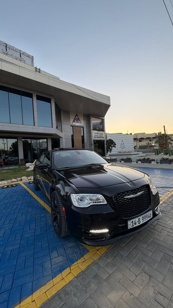 السلام عليكم 
كرايسلر اوباما 19 معلايه 23 
رقم بصره بسمي مميز الجديد سنويه لحد 2030 بصره هزه جديده 
السياره وارد امريكي داخله بارد الجاملغ الامامي وبلعراق تبديل قطعتين نفس الون بدون صبغ وبدون دواخل   
مكينه وكير وحداده وتبريد وكهربائيات كفاله
بانوراما 
شاشه  
تحكم ستيرن  
السياره C فول مواصفات  
داخل جلد  نضيفه السياره 
علمآ السياره فور ويل 
سعرها 177  وبيها مجال 
*********** 
مكاني المعقل
