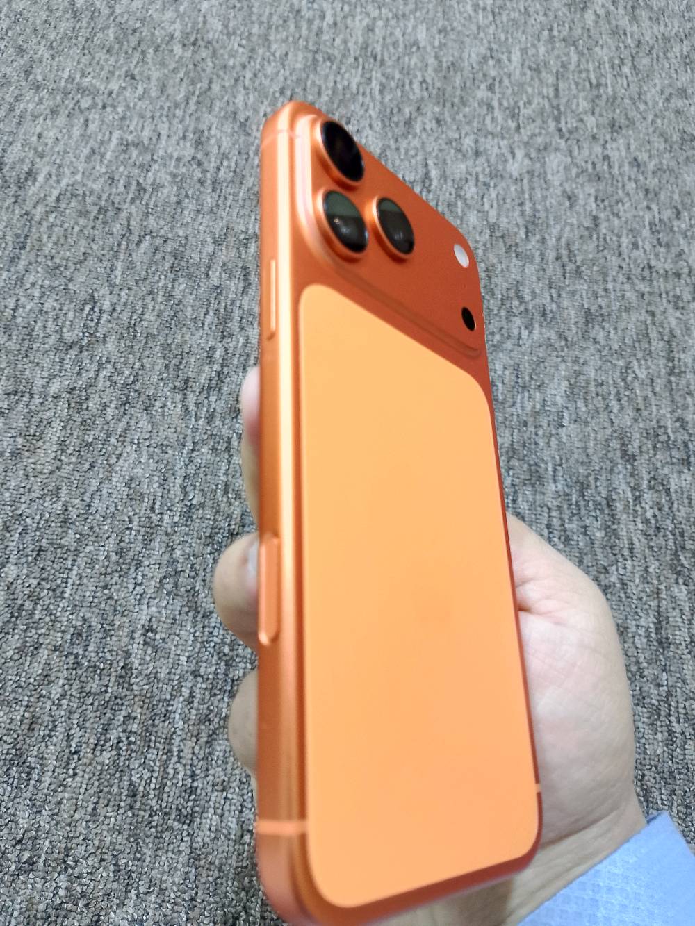 ايفون 17 برو ماكس نسخه طبق الاصل مقلد  
الجهاز جديد مفتوح من الكارتون 
السعر بي مجال اذه شراي 
شنو موديل الهاتف بالضبط؟: 
2026
كم المساحة التخزينية للهاتف؟: 
512
هل يشمل البيع الشاحن والملحقات؟: 
كفر وشاحن 