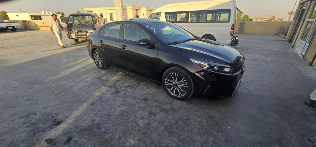 السلام عليكم فورتي 2023جي تي لاين فول مواصفات حادثها باب السائق والباب الوراه مبدلات نفس اللون 
ماشيه 46الف مايل 
رقم بغداد إنكليزي. 
مكينه 2000دوش المرغوبه 
بصمه أبواب وتشغيل 
تشغيل عن بعد وثلاث انضمه قياده 
اوتو هولد 
كامله تخم تاير جواها مناقصها كلشي 
السعر 162&
مكان السياره بغداد ابو غريب 
***********
