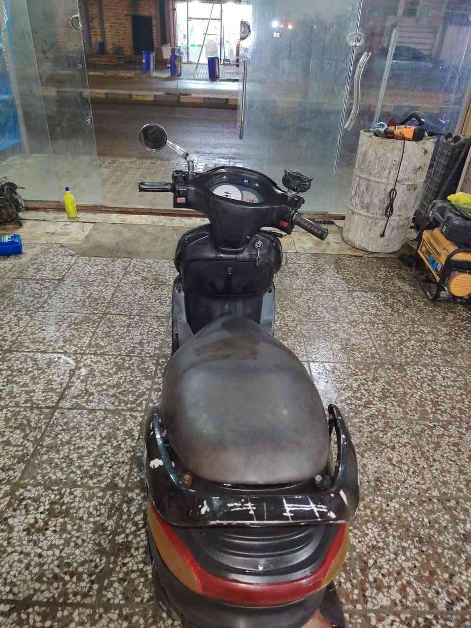 السلام عليكم دراجه دولفين للبيع اخت فراشه دراجه ماعيزه برغي مكينه حاويه على فحص جديده كهربائيات كامله سلف كلشي شغال بيه دبلات جدد وره والكدام سعرها ٤٥٠ بيه مجال قليل لشراي مكاني مشخاب قرب ناضم الجبير خاص متواجد. او الاتصال ***********
