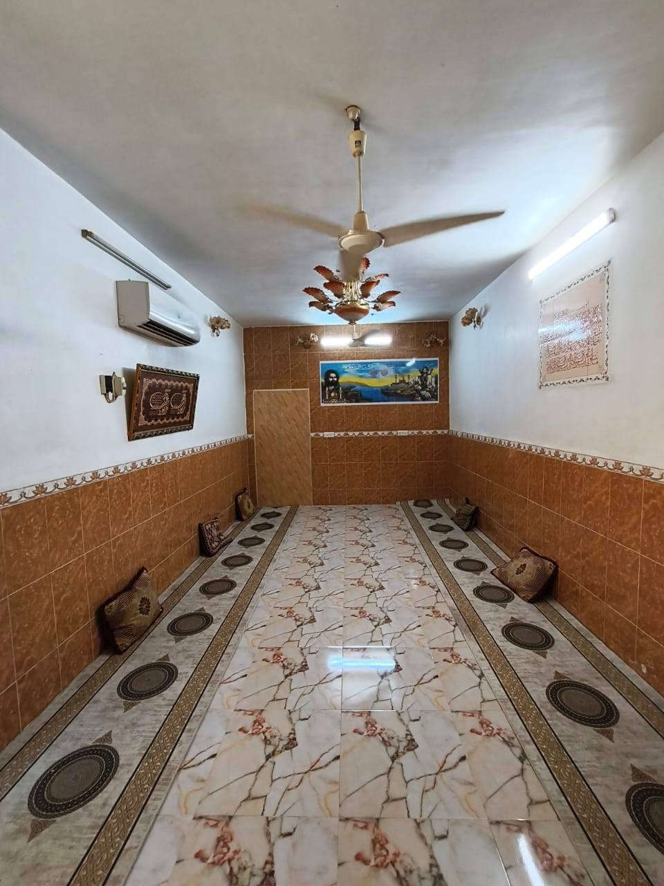 سلام عليكم  بيت مساحه ٦٠٠ تلث اغرف  وصاله وبراني ومطبخ واستقبال وغرفه وصاله طابق ثاني والبيت عكاده وداخل المساحه رباط وعرصه  ومحل باب البيت ماء مجاري تبليط  خدمات كامله مكان حي الامين الاوله   قرب مدرست الاتفوق سادس بيت باول شارع باقي تفاصيل عل خابر ***********
