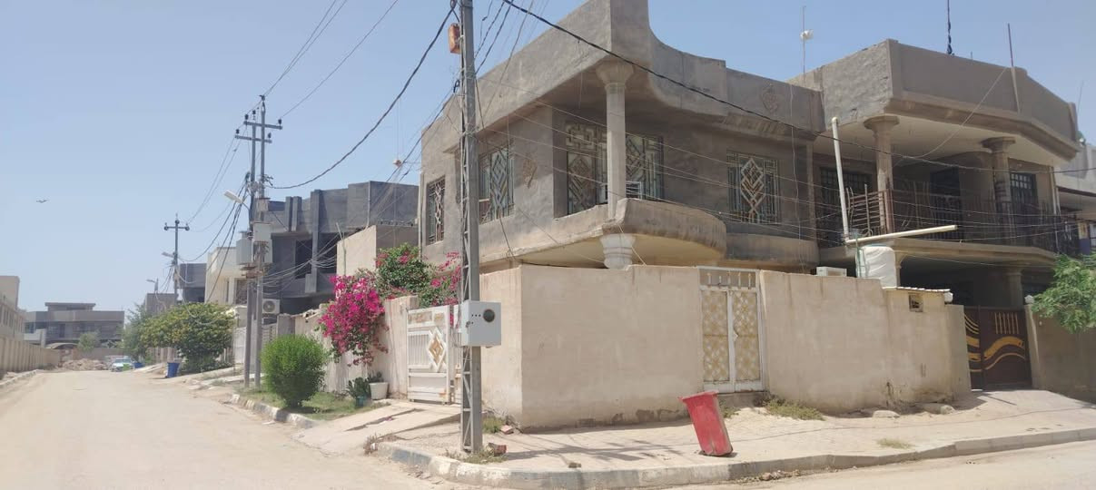السلام عليكم بيت للبيع المساحه 150 م واقع حال 175م طابو صرف البيت ركن على شارعين متوفره كافة الخدمات طابقين العنوان كربلاء طويريج حي الضباط قرب مدرسة برتقاله يرهم مراوس السعر أتصال 
***********
***********
