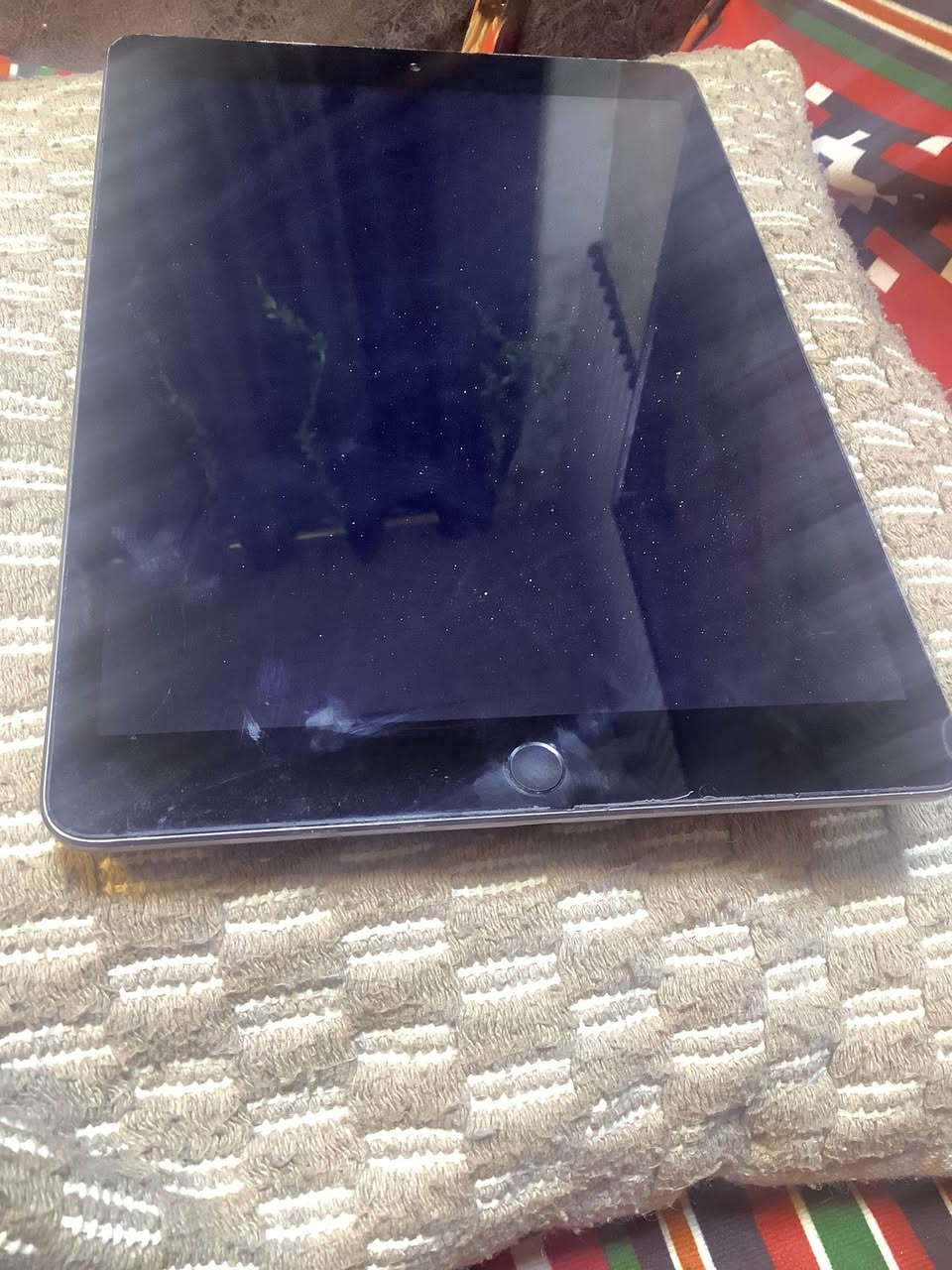 ايباد للبيع نضيف مابي اي خلل تجي تفحص بلباب سعره ب125مستعجل مكان الحريه دور نواب لضباط ***********
