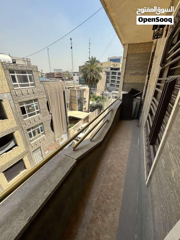 شقه جديدا للايجار في كراده داخل تفاصيل طابق ٣  باب بصمه   مع وجود مصعد ٢٤ ساعه شغال غرفتين نوم وصاله واسعه ومطبخ جاهز وصحيات وبالكون سعر الايجار ٩٠٠ الف للعوائل فقط للاستفسار ***********
