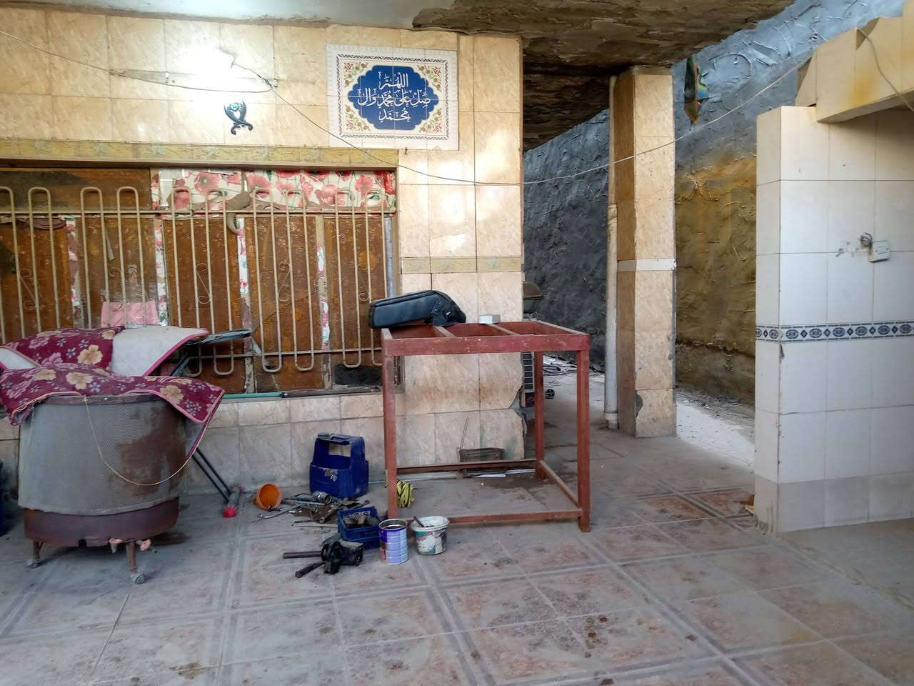 للبيع نص بيت طابو صرف مساحه 165 متر واجهه 8وربع نزال 20 غرفه منام عدد 3 + الطابق الثاني معزول درج وحده هم 3 غرف 
مسلح بناء قديم يصلح للسكن البيت فارغ حاليا عنوان جمعيات اسكان الموانئ قرب شارع الميثاق قرب مدرسه المشاعل 
للاستفسار الاتصال على الرقم ***********
السعر 170 مليون وقابل للتفاوض
