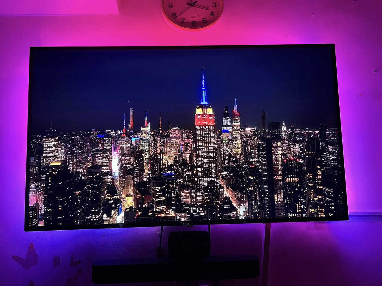 هذه صورة لملصق معلومات تقنية خلف تلفزيون من نوع G-Guard. حجم 58
العلامة التجارية والموديل: تلفزيون G-Guard، موديل GG-58 SUA Discovery.
مكان الصنع: الأردن.
المواصفات الكهربائية: يعمل بجهد كهربائي 100-240 فولت بتردد 50/60 هرتز، واستهلاك طاقة 150 واط.
الميزات التقنية: يدعم تقنيات HDMI، وDolby Audio، وDTS.
ترجمة النص الأساسي
G-Guard
رقم الموديل: GG-58 SUA Discovery
صنع في الأردن
جهد الشبكة: 100-240 فولت تيار متردد ~ 50/60 هرتز 150 واط.
تحذير: جهد عالي خطير بالداخل.
تنبيه: لا تقم بإزالة الغطاء. لا توجد أجزاء يمكن للمستخدم صيانتها بالداخل. قم بإحالة الصيانة إلى موظفي الخدمة المؤهلين فقط.
HDMI
Dolby Audio
dts


**إذا كنت صاحب هذا الإعلان وتريد حذفه لأي سبب، رجاءا أرسل رسالة إلى الدعم الفني**