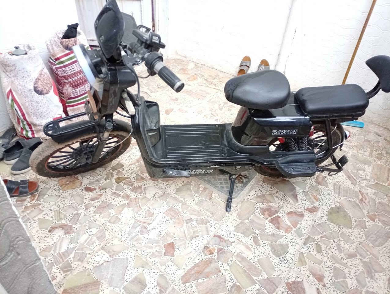 سلام عليكم
دراجة شحن 
حجم 20
5بطاريات 
دراجة جديدة 
بيها فقط عواج قليل بل ماشة 
السعر 400 
*********** واتساب
