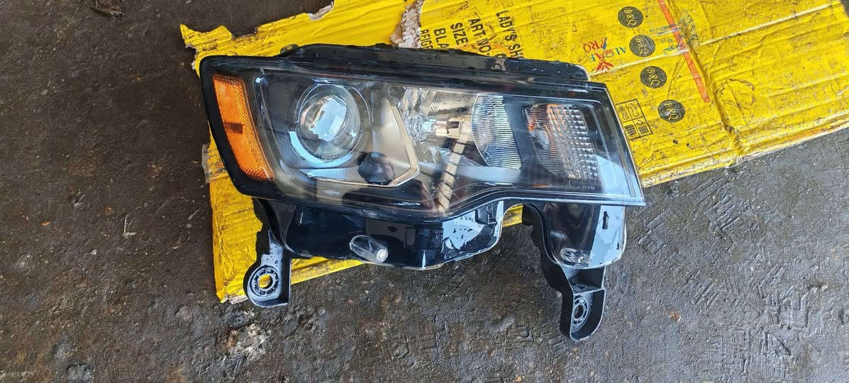 السلام عليكم لايت جيب يمين أصلي ***********
