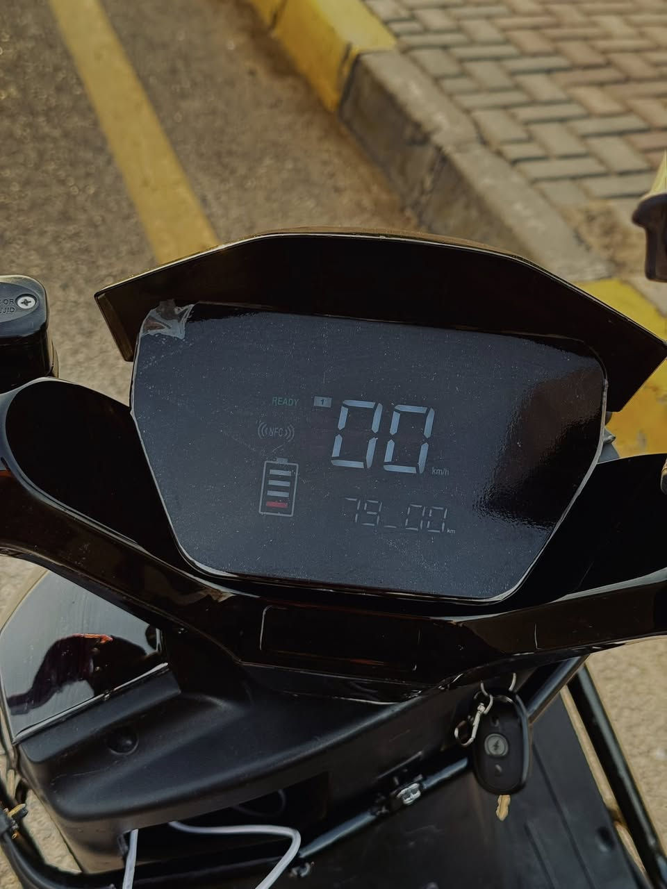 للبيع دراجه من شركة Uskeeze فول مواصفات 🏍️
قوة الملف 3800 حقيقي ⚡️
بطاريات گارفين 40 امبير يمشوك 50/60 كيلو بل شحنة الوحده🔋
درع 360 درجه على الدارجه بل كامل + دوسات راكب خلفي🛡️
تكفي شخصين او 3 بكيفك 👥
بريكات امامي وخلفي هايدروليك + بيهن بكرة تقوي وتخفف البريك 💪
كهربائيات كامل من الدبل اشارة و الاشارات والزينون العالي والعادي + بي نشرات اضوية 💡
بي مكان USB شاحن سريع 🔌
شاشة تظهرلك كل الاعطال مثل السلكيتر او البطاريات او حساس الملف او العقل 
شاحنة سريعه للماطور الاصلية بيها عداد رقمي🔌
سويجات ثنين وبصمات ثنين وكارتين nfc تخلي عل شاشة وتشتغل الدراجه 🔑
بلوتوث عالي تشغل بي اغاني او اي شي يعجبك🛜
بيها نظام حماية من السرقة من البصمه تقفل الدراجه محد يكدر يحركها لان تقفل التايرات🔒
تايرات جديدع تايلنديه الاصليه جبلية ضد كلشي لو تضربها بسجينه ماتنبعج
بيها نظام عدم الانزلاق بل تكدر تميل شكد متريد اثناء القيادة ماتزلگ
الدراجه فول نضافه شوفة عينك مابيها اي عطل تجي تشغل وتروح 

السعر خاص لليريد يشتري وماليريد يشتري لايتعبني ولا يتعب نفسه 
للاستفسار الاتصال على الرقم *********** 
او ***********
