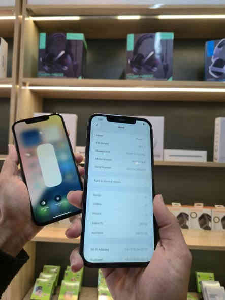 🖤iphone 12 Pro Max 💙
بسعر 269 الف فقط 🫡
نموذج M امريكي 
فيس ايدي مو شغال💪 
ذاكرة 128
بطاريه 80 واكو مبدل 100🫢
فقط مبدل شاشة اصلية ثلاث خيارات اصلية مال سوق وضمان سيم كارت لمس شحن صوت اتصال ولوايفاي كلوووو😘 ضمان 
بسعر 269 الف فقط🙃 
واتساب ***********
مكان أربيل هافالان قرب جامع سيد طيب #هفالان_موبايل
