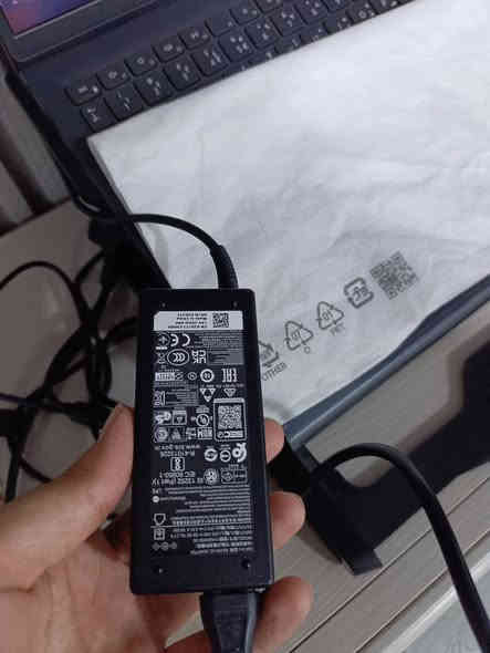 ✨ لابتوب Dell Vostro 3510: قوة الأداء وسرعة الاستجابة بين يديك! ✨
🚀 المواصفات التي تجعل هذا الجهاز يطير:
المعالج: Intel Core i7 (الجيل الحادي عشر) - قوة معالجة فائقة لمهامك الثقيلة والمحترفة.

الشاشة:
الحجم: 15.6 بوصة واسعة للعمل المريح والمشاهدة الممتعة.
الدقة: Full HD (1920x1080) - للحصول على تفاصيل واضحة وصور حادة.
الميزة: تقنية مقاومة التوهج (Anti-glare) للعمل براحة في مختلف ظروف الإضاءة.

الذاكرة العشوائية (RAM): 16 جيجا بايت DDR4 - لتعدد مهام غير مسبوق وتصفح سلس دون تباطؤ.

نظام التخزين المزدوج (Double Storage):
سرعة فائقة: 256 جيجا بايت SSD M.2 NVMe - لتشغيل النظام والبرامج في ثوانٍ معدودة.
سعة ضخمة: 1 تيرا بايت HDD - لتخزين ملفاتك، مشاريعك، وأفلامك دون قلق.

🎮 قوة رسومية استثنائية:
استمتع بجودة مرئية مذهلة وتجربة تصميم ولعب ممتازة بفضل نظام كرت الشاشة المزدوج:
الكرت الداخلي: Intel Iris Xe Graphics - لأداء رسومي عالي الكفاءة وموفر للطاقة في المهام اليومية.
الكرت الخارجي: NVIDIA GeForce MX350 - ارتقِ بمستوى عملك وتصميمك وألعابك الخفيفة بفضل قوة المعالجة الرسومية المخصصة.
✅ حالة الجهاز والإضافات القيمة (جاهز للعمل):
الجهاز يأتي مع الشاحن الأصلي وبحالة نظافة 100%.
محمل وجاهز بأحدث نظام تشغيل: أحدث إصدار من ويندوز 11 برو (مفعل).
حزمة برامج كاملة: أحدث إصدار من حزمة مايكروسوفت أوفيس 2024 (مفعلة)، بالإضافة إلى البرامج الأخرى الخدمية.
🎯 لماذا تختار Dell Vostro 3510؟
قوة غير محدودة: معالج Core i7 الجيل الـ 11 وكرت MX350 لتشغيل أقوى التطبيقات.
سرعة لا تُقارن: بفضل هارد الـ SSD NVMe، سيبدأ تشغيل الجهاز وتطبيقاتك الرئيسية بسرعة البرق.
جاهز لأقوى البرامج: ذاكرة 16GB RAM تضمن لك تشغيل برامج التصميم والهندسة وإدارة الأعمال بكفاءة.
لا تضيع وقتك و احصل على لابتوب يواكب سرعتك وطموحك.

💰 كل هذا بسعر: 750,000 دينار عراقي فقط!
العنوان: البصرة (الاستلام يد بيد).
رقم الهاتف :- *********** ( واتس اب )
ملاحظة هامة: لا توجد خدمة توصيل، البيع في البصرة فقط.
ملاحظة أخيرة: كل التفاصيل موجودة بالصور!
