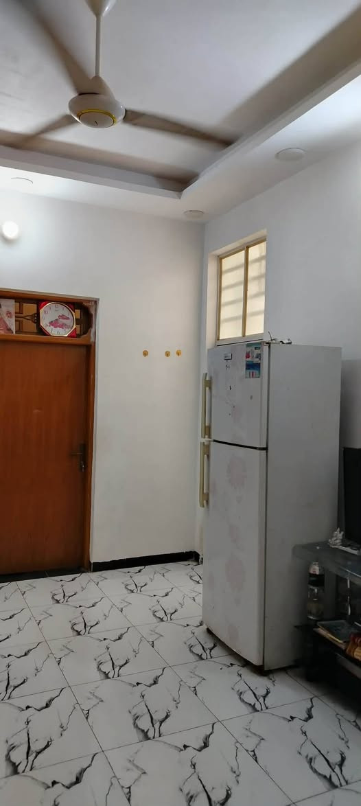 بيت بمجمع بيتي الثاني ١٠٠ متر مربعة بصف الركن الي على شارع ٦٠ الفاصل مع جامعة الكفيل وشارع ٦٠ مال مجمع السلطان والمرتضى
بناء جناي درجة أولى... اساس وسقف كونكريت مسلح الأرضية بورسلين سقوف جبسن بورد
يحتوي على استقبال وغرفة منام ومطبخ وصالة وصحيات داخلية وخارجية.. السطح شتايكر درجة أولى... جاهز من كل شي 
شارع البيت ١٢ متر
بيت بمجمع بيتي الثاني ١٠٠ متر مربعة بصف الركن الي على شارع ٦٠ الفاصل مع جامعة الكفيل وشارع ٦٠ مال مجمع السلطان والمرتضى الستفسار اتصل ع رقم ***********
