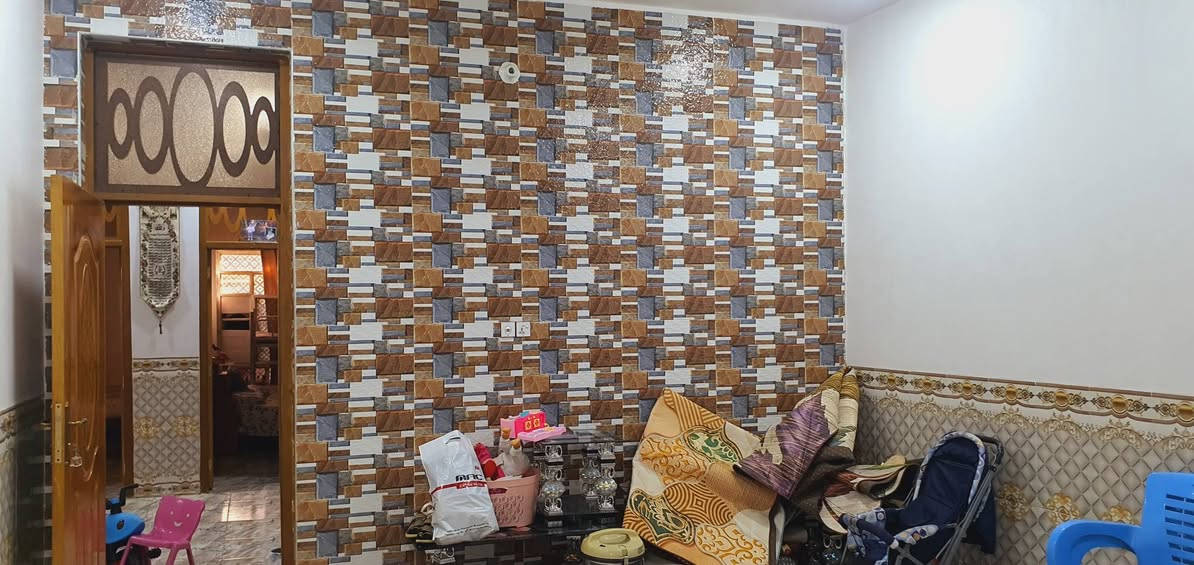 البيت البيع شارع المعاره قرب محمد كامل بيعد عني الشارع العام 40 متر مساحة البيت 217 البيت مكون من عرفتين  وحده من الغرف سويت وصاله وستقبال وصحيات دخليه واخارجيه مطبخ حار بارد ومطبخ سطح شتاكر البيت جاهز الستفسار مراسله علئ واتساب او تصل بل رقم ***********
