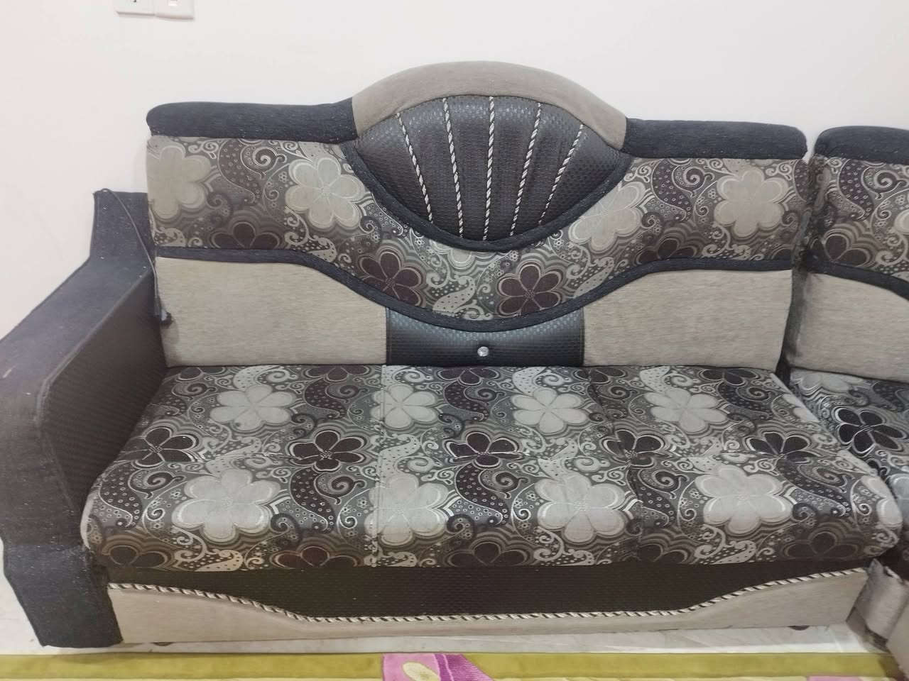 للبيع8-9 امتار
طخم تفصيل خشبه مضبوط وخوش خشب سعره(230) وبيه مجال بس تاخذه وتغسله (التفصيل مالته مايقل عن المليون ونص ) 
اسيا ***********
كورك ***********
