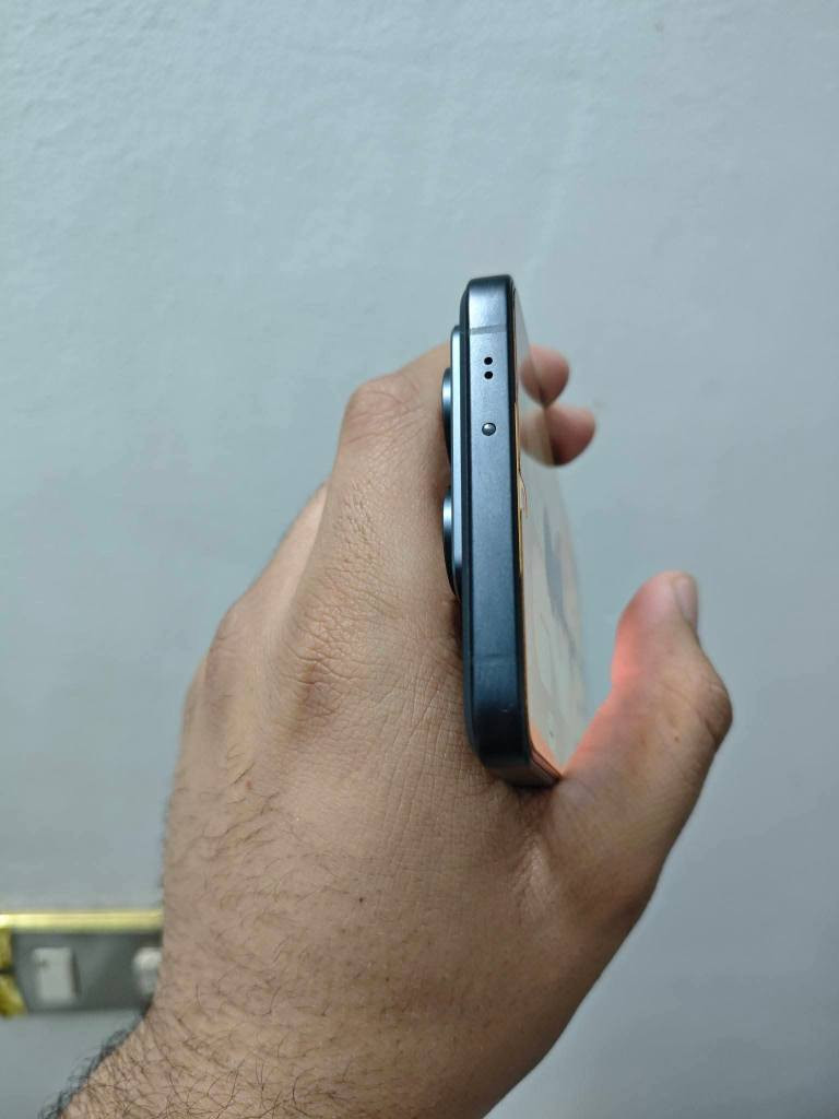 جهاز شاومي 14 تي برو مستخدم قليل نضافه 100 شاشه 144 هرتز اموليد ذاكره 1 تيرا رام 12 معالج دايمنستي 9300 بلاس بوبجي 120 فريم كامره من لايكا 50+50 وتثبيت بصري تصوير 8k بطاريه 5000 شحن 120 واط صوت ستريو مقاوم للماء  والغبار كامل ملحقات السعر 525 المكان ناصريه حبوبي قرب الوطني *********** ناصرية, ذي قار
