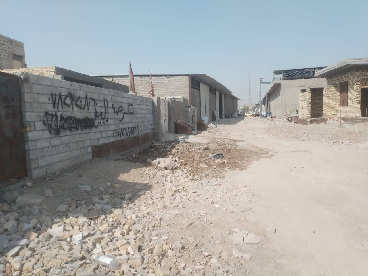 السلام عليكم عرصه للبيع زراعي سند25 المساحه ٢٢٥ متر واجها ١٠ ونزال ٢٢ ونص مشموله بالتطويب وبيها بتلو شغل درجه اوله جاهزه للبناء عنوان العرصه النسيج خلف مطعم عدنان للاستفسار ***********
