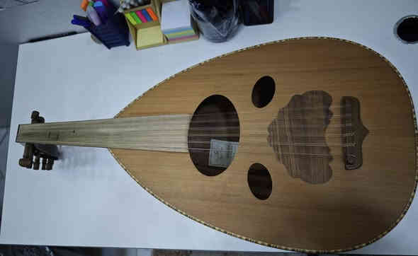 عود للبيع
النوع زرياب عراقي مثل ماموضح بالصورة مع تاريخ الصنع 
مع ريشتان وحقيبة جلد
العود بحالة ممتازة (شخط مابي) وحديث الشراء صارله اقل الشهر 
سبب البيع عدم التفرغ للتعلم والعزف
السعر 160 الف ملاحظة ماخذه ب 200
المكان كربلاء رقم الهاتف ***********
متوفر توصيل لكافة المحافظات
