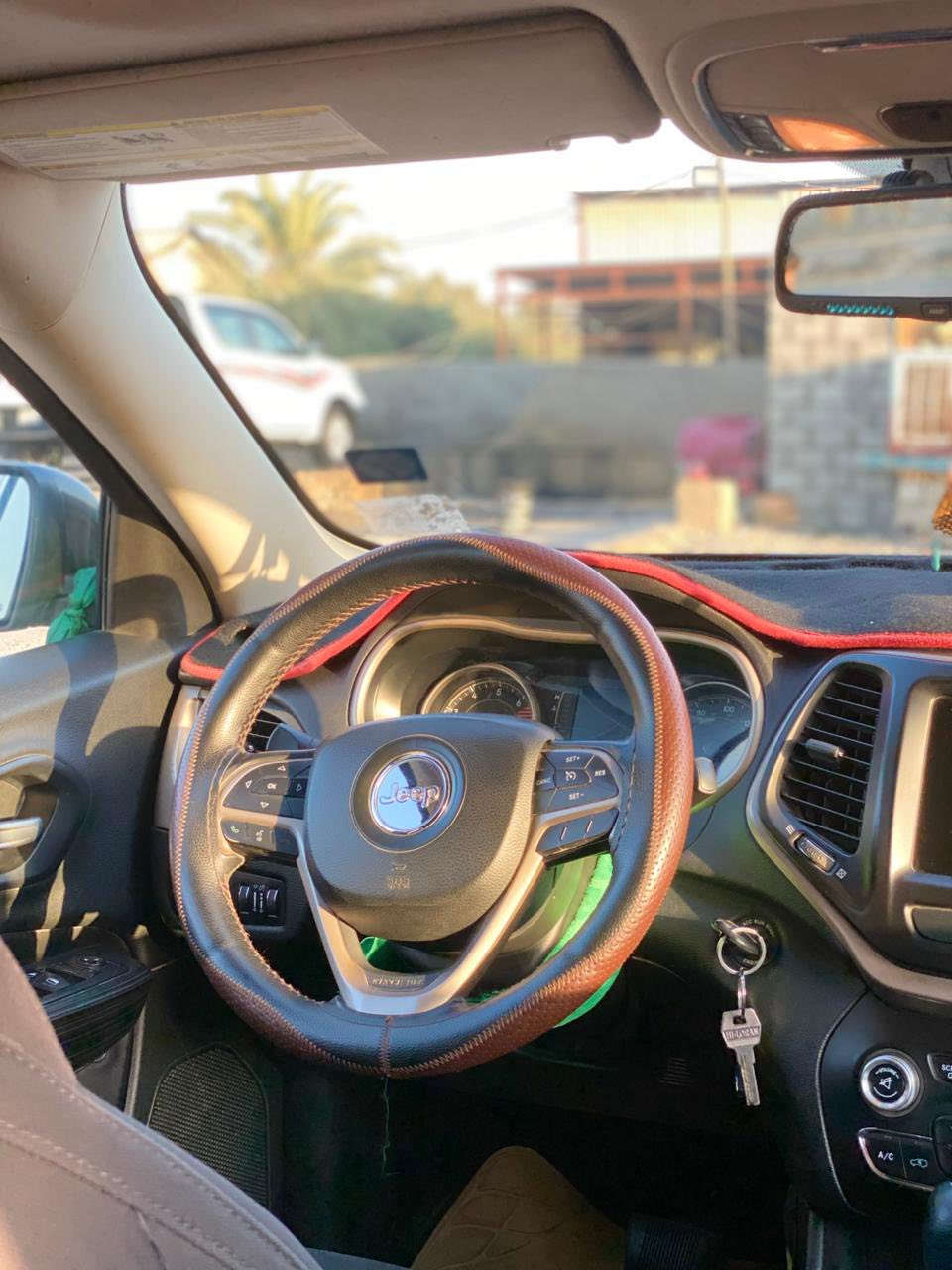 سياره جيب شيروكي البيع مديل 2016 بيهاا قطعه وحده بدون دواخل سياره جديده  فول مواصفات السياره مال جناي  السعر تعال تصال وتدلل ***********
