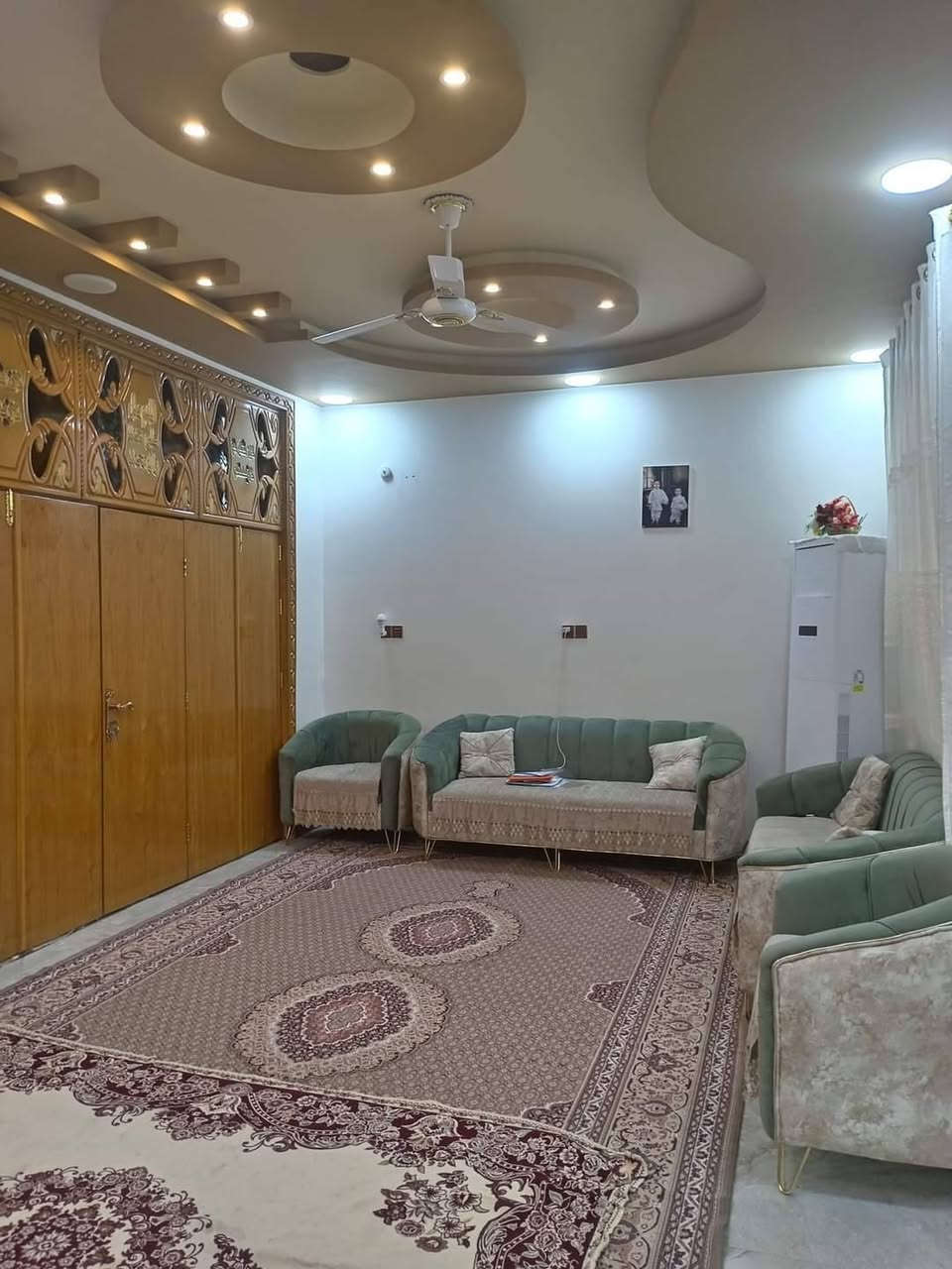 السلام عليكم 
عرض اليوم للبيع ميتعوض
بيت مساحة 200m في حي الوفاء 
التفاصيل مثل مموضح بالصورة 
وباقي عليه طلب للمصرف العقاري يعني التسديد اسهل من السهل 
مع فرصة للمراوس في بيت في مجمع الأميرات حصراً
للتفاصيل اكثر التواصل ع الرقم التالي ***********
