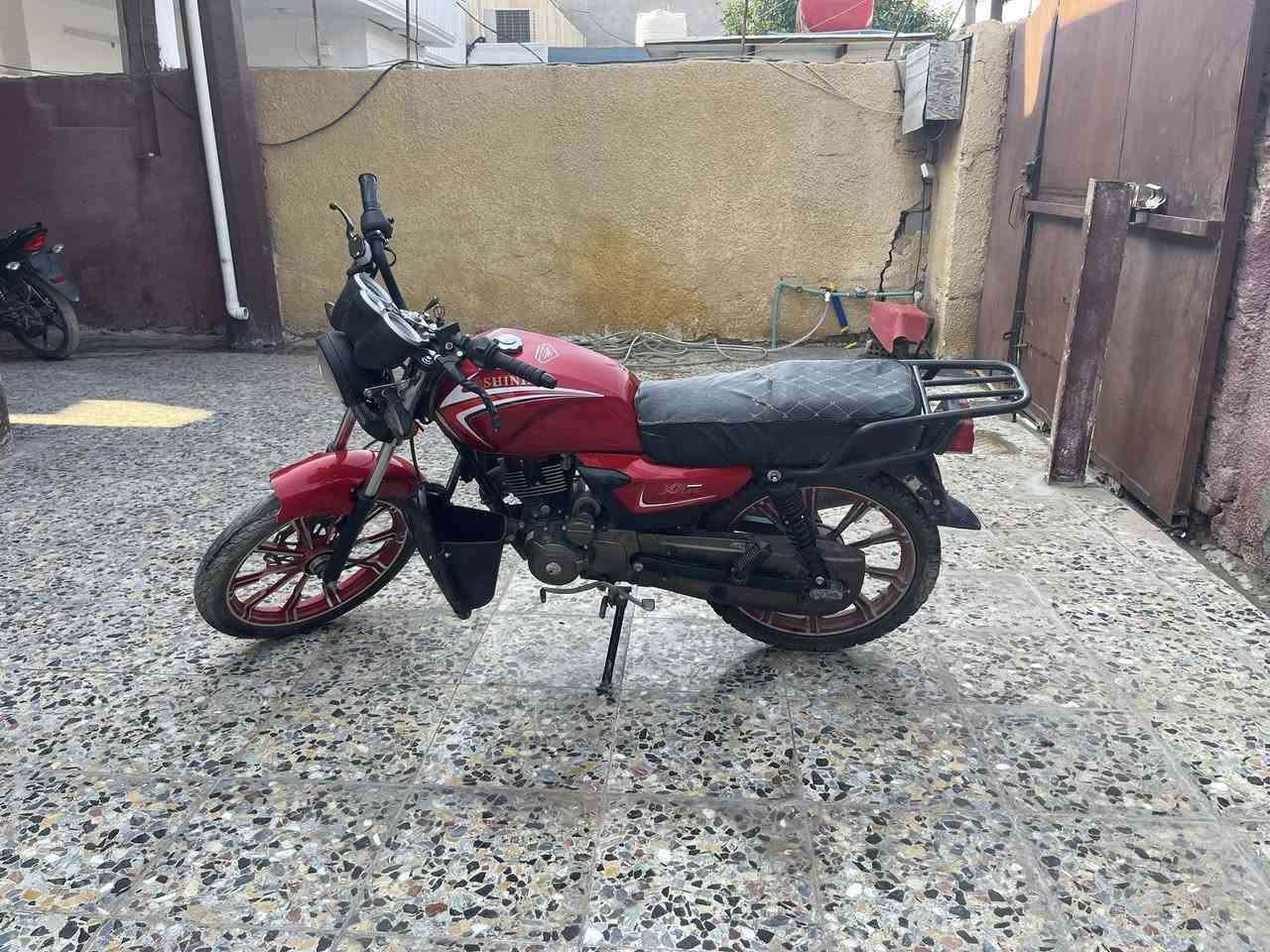 الدراجه للبيع : شاينينك موديل 2023 نازله بل 2025شهر الخامس مكفوله كفاله عامه نقوصاتها متكلفك 15الف 
مثل ما موضح بالصور جاملغ امامي وأشاره يسره خلفيه
مكينه ما مفتوحه تاخذها تريح بالك وعلي
السعر 675 ومجال بسيط للشراي 
مكاني المحموديه 
التواصل اتصال أو واتساب فقط 
***********
