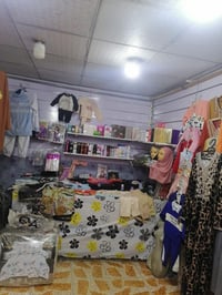 محل ملابس نسائي • مع البضاعة • سبلت ٢ طن