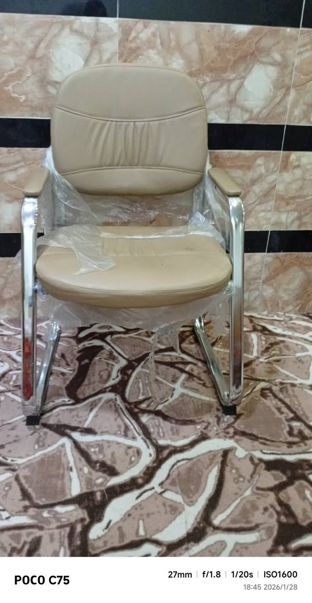 ميز مكتبي طول 140سم 
نظيف وكراسي عدد 2 نظيف استعمال اقل شهر  
*********** 
المكان النجف 
السعر واتساب
