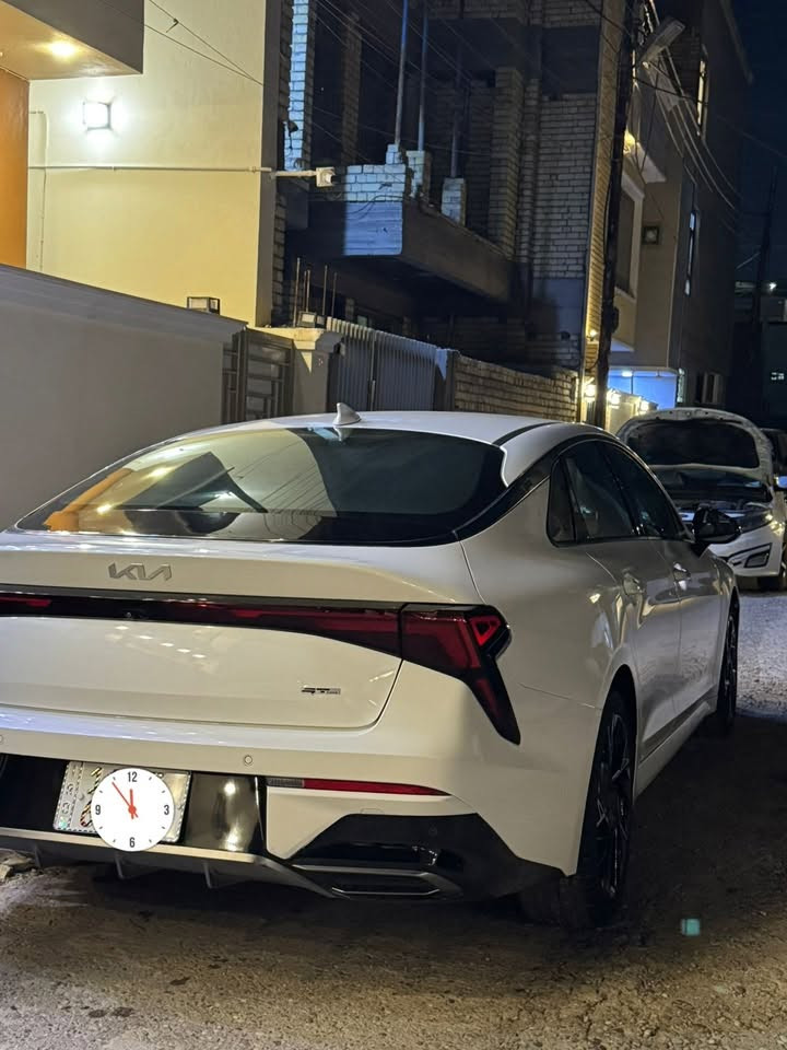 السلام عليكم للبيع كي فايف  K5 GT LINE
موديل 2025 الشكل الجديد ماشيه 16الف دخول جديد يعني اخت الزيرو ومكفوله كفاله عامه من كلشي فقط ربع بنيد صبغ وجاملغ بدون تبديل اي قطعه وبدون فتح راديتر غاز تبريد امريكا صوره الحادث موجوده بالمنشور  مرقمه شهداء بغداد  وكاله عامه بسم المشتري لون ابيض صدفي  
محرك 2500 تنفس  طبيعي 
جيتي لاين فول……...للاخير عده البنوراما 
مواصفات جلد لونين
رادار امامي وجانبي 
وحساس امامي وخلفي
ويل كب حجم 18
لد امامي وخلفي ولايت زنون اصل 
كامره وشاشه متصل وتشغيل عن بعد وبصمه وسايد بريك بصمه وشحن واير لس
انظمه قياده _ مثبت سرعه _ مانع انزلاق _ مانع انحدار 
للاتصال ***********
مكاني بغداد الامين الثانيه

