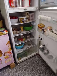 ثلاجة • شغالة • نظيفه