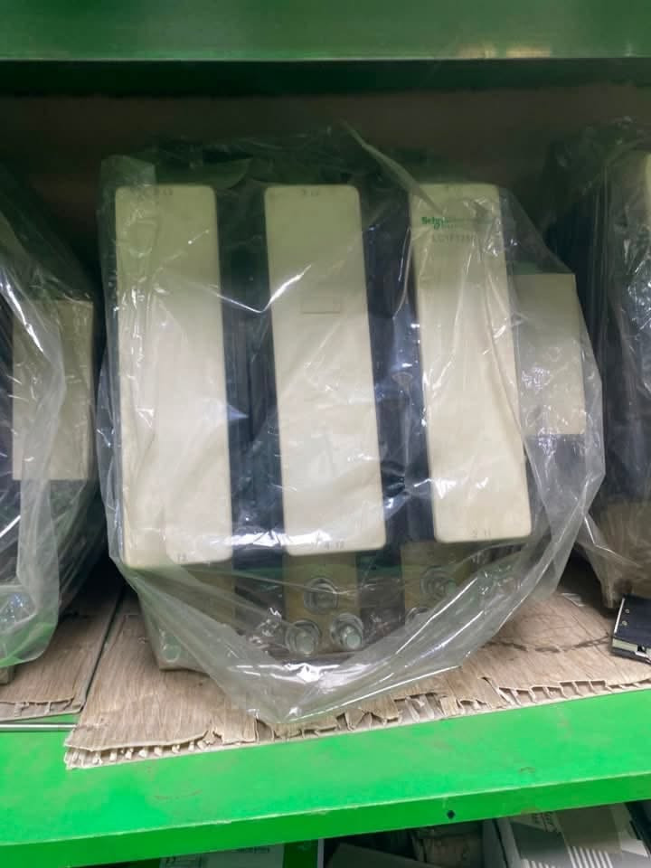 كونتكترات + قواطع Schneider / ABB**
**جميع الأحجام متوفرة من 100 أمبير إلى 3200 أمبير**

✅ **بضاعة أصلية - منشأ فرنسي**  
✅ **ضمان سنة كاملة**  
✅ **أسعار جملة خاصة لأصحاب المحلات والمشاريع**  

**المتوفر حالياً:**  
- كونتكتر Schneider TeSys  
- قواطع MCCB - ACB Schneider + ABB  
- قدرات: 100A - 125A - 160A - 250A - 400A - 630A - 800A - 1000A - 1250A - 1600A - 2000A - 2500A - 3200A  
- كويل 220V / 380V حسب الطلب

**الكميات محدودة والأسعار تنافسية جداً**  
للحجز والاستفسار:  
📞 [رقمك]  
📍 [عنوانك]  
الاتصال ***********واتساب 
🚚 يوجد توصيل لجميع المحافظات
ا
#كهربائيات #قواطع_كهرباء #شنايدر #ABB #كونتكتر #مشاريع_كهربائية #أسعار جمله
