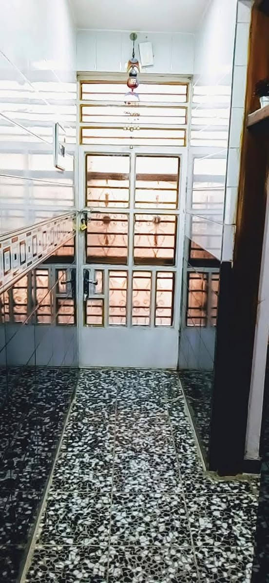 بيت للبيع المساحه 100م واجها 7و نزال 14و نص طابو زراعي صرف سند 25 طابقين بناء حديث يحتوي الطابق الاول غرفه نوم و صاله و استقبال و مطبخ حار و بارد و حمام و يحتوي الطابق الثاني على غرف نوم عدد2و حمام و صاله المكان بغداد الزعفرانيه دور الصحه الثانيه للاستفسار عن السعر الاتصال على الرقم
رقم صاحب الدار ***********
