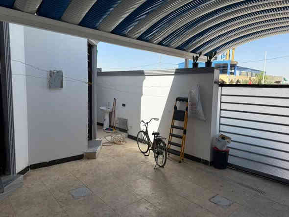 💎بيت للبيع بناء حديث 💎
🔹قريب السايدين 
🔸 طابو زراعي عراقي 
📝نسخه من الطابو + وكاله
⭕تتكاتب مع صاحب الارض مباشر

🗺️#الموقع
 البصره ابي الخصيب ابو كوصره

🔹المساحه 160M²

🌼يتكون من
3⃣غرف
▫️ صاله 
▪️ديوانيه 
🏺مطبخ 
🧩طارمه
🛞كراج
🚾صحيات(داخلي و خارجي)
💸#السعر 90 مليون قابل للتفاوض
▫️▪️▫️▪️▫️▪️▫️▪️▫️▪️
💯كافه الخدمات متوفره
⭕ موقع مميز  
▪️مدارس قريبه
▫️ماء حلو كهرباء اناره
▪️شوارع مبلطه
✔️باقي التفاصيل 🔑
الاستفسار الاتصال على الرقم الهاتف *********** أوعلى الرقم الهاتف ***********
