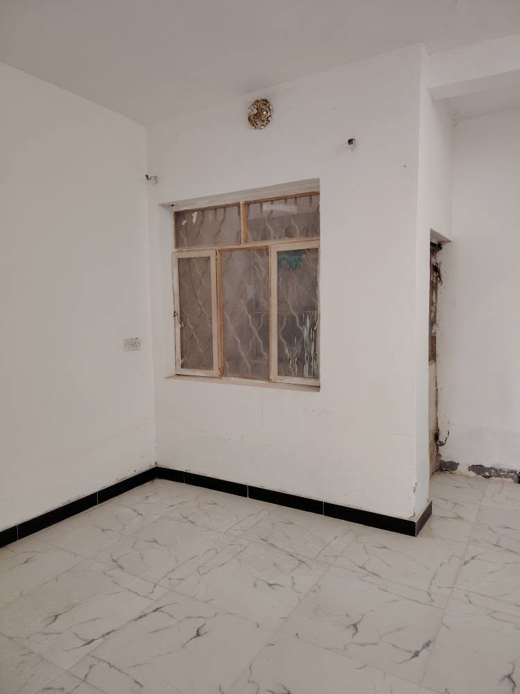 كربلاء ..بيت ١٠٠م طابق ونص ..
♦️ غرفه نوم عدد ٢ واستقبال ومطبخ وصاله كبيره  وصحيات ومنور خلفي وطارمه كبيره وصحيات منفصله ..بيت نظيف عكاده ..شارع عرض ٨متر خدمات مجاري متوفره ..يبعد ٣٠٠متر تقريبا عن شارع تجاري وخط باب الحسين كوسترات ..٥٠٠دينار لباب الحسين ..طابو زراعي سند ٢٥ إقرار محكمه من المالك مباشرة ..سعر ٦٥مليون وبي مجال للتفاوض ..للاستفسار مكتب الأوس للعقار ابو سجاد*********** ابو وائل *********** كربلاء, العراق
