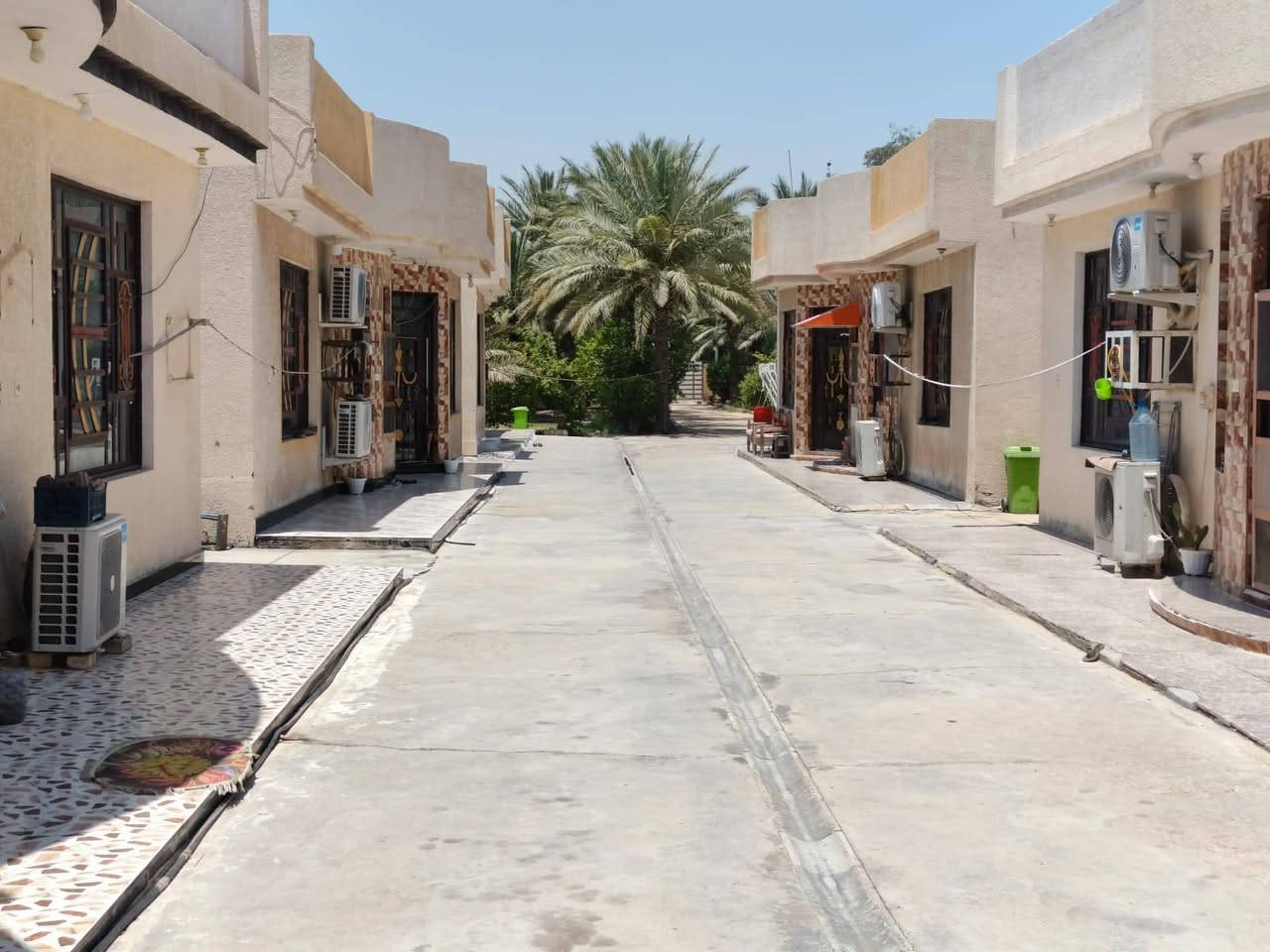 يالله
للبيع 1 دونم  واجهة ٢٨ ونزال ٩٠مساحة 2500 طابو زراعي سند 25 مكون من 5 بيوت 🏠  كل بيت مساحة البناء 150م مجهز من كلشي بناء طابوق مع حديقة 🏡 واسعة ونخيل 🌴وكراج سيارات 🚗
عنوان واسط الصويرة الشاملة قرب محطة شرق البصرة يقع الدونم على شارع العام
للاستفسار الاتصال على الرقم ***********
