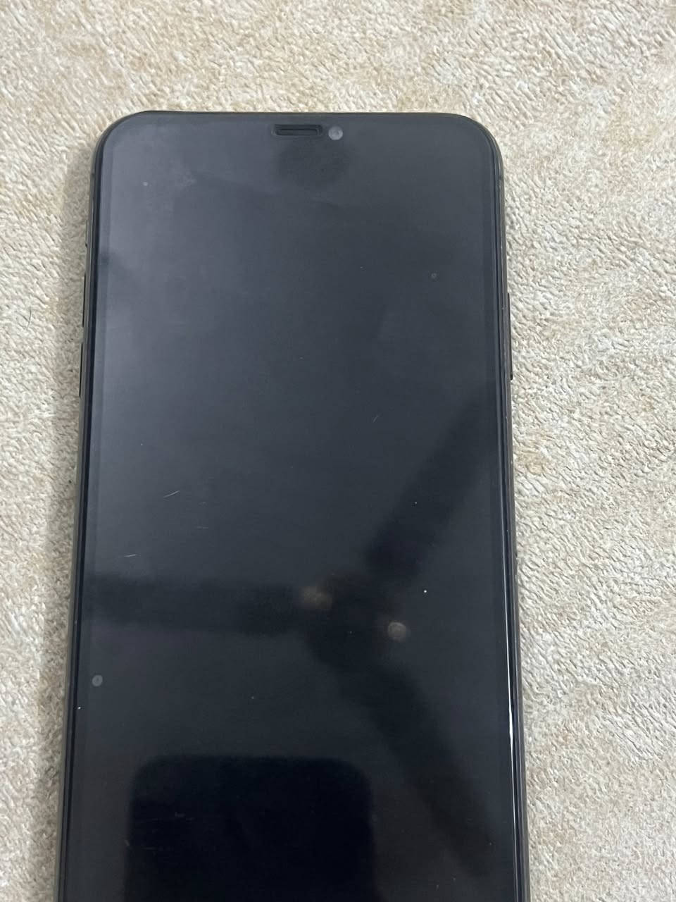 آيفون 11برو ماكس شاشه اصليه بطاريه62
البصمه غير شغاله تجي تفحص صوت شريحه كلشي شغال 
السعر 250قفل قفل الرقم***********واتساب تواصل
