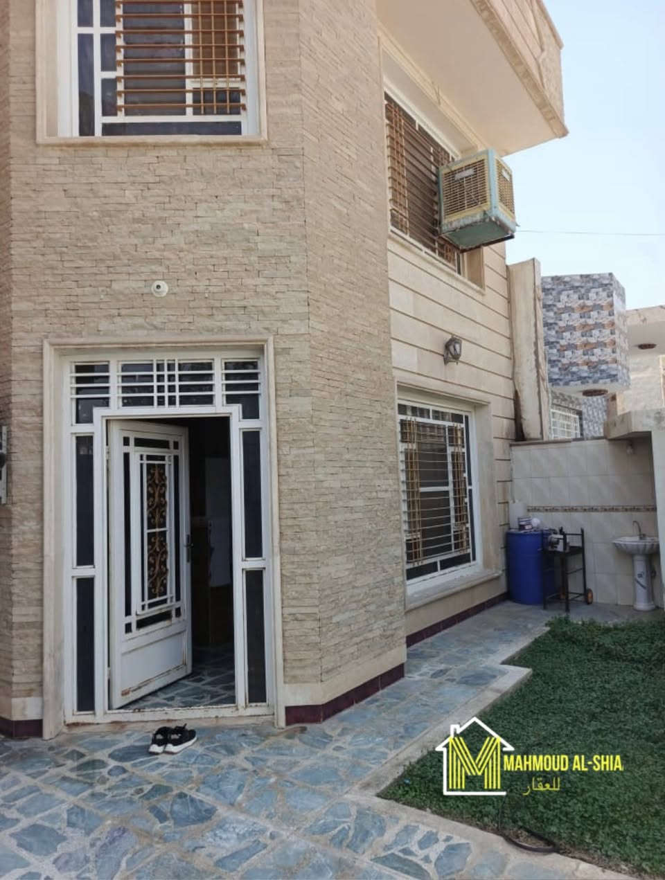 عقار للبيع في حي الشرطة المساحة 200 الواجهة 10 والنزال 20 . ( صدامية )

يتكون من 4 غرف نوم وصالة واستقبال ومطبخ . 

للاستفسار الاتصال : مكتب المحمود للعقار . 

***********
