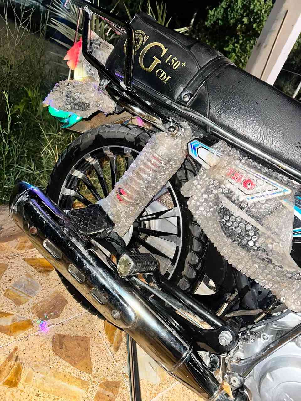 ماطور 2025 للبيع اقرا المنشور كامل واتصل ***********
محرك 200cc
تايرات جدد
وياله مسطره
كشر نضافه 95/100
دبلات كلها شغاله 
الاناره عالي ناصي 
بك لايت 
اشاير يمين يسار 
فقط الشاشه بيها قطع 
والرجل الثنائيه مكسوره من اخذتو
الباقي كلو بلادي 
منفيس موجود بس سويجين
مكاني الحويجه قره الحلوات السعر 775 وبي مجال 
خاص ماجاوب والماطور مثل ماتشوف بعينك
