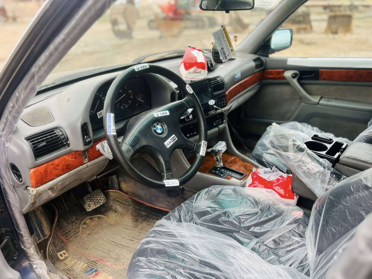 سلام عليكم بي ام للبيع 735 فول او تو ماتيك محرك شرط سياره حلوه او ناصبه ***********
