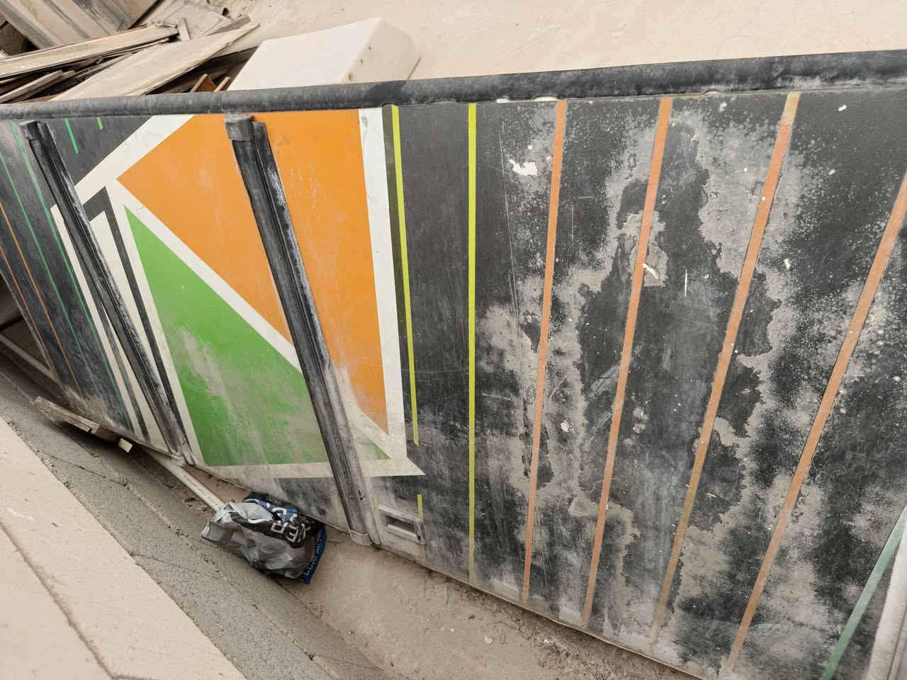 سلام عليكم اربع جام تسعينيه مضللات بلاد صافيات ما مبوخات + صناديك تسعينيه وباب واحد مال مناميه والباب الوره مال عبريه كلهن نضاف للبيع السعر خاص الرقم***********
