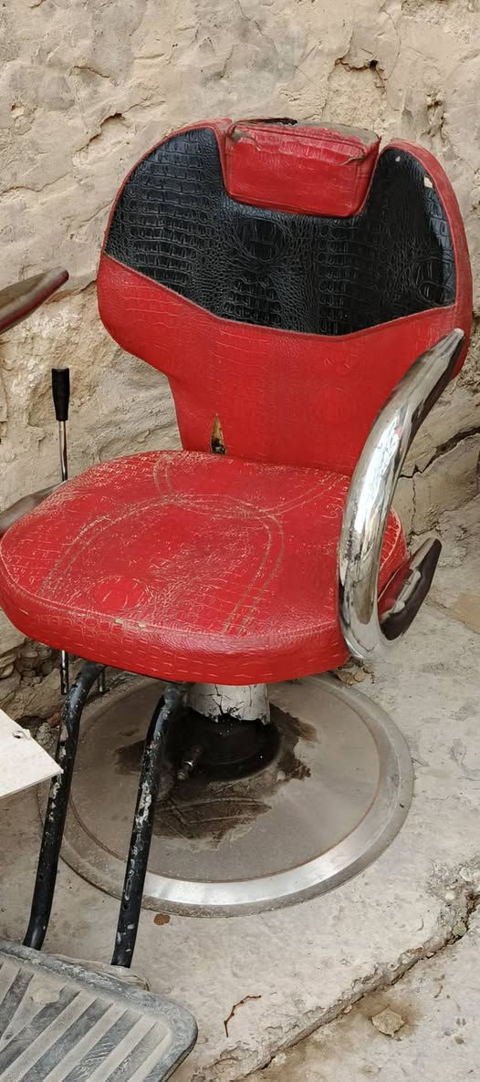 غراض للبيع بيع مستعجل 
مكينه خياطه فراشه جاهزه مع الميز بسعر 125 الف
+ كرسي حلاقه 75 الف 
مرجوحه 150 الف 
مبرده جاهزه 50 الف 
ميز مكتبي 50 الف 

الي يريد يشتري يتفضل يتصل على هاذا الرقم صاحب الغراض
***********
