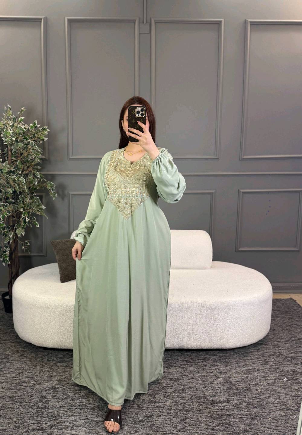 دشاديش متنوعة بألوان جميلة وتصاميم مختلفة، مثالية للمناسبات المختلفة. القماش ناعم ومريح ويمكنك الاختيار من بين عدة ألوان وأشكال ليتناسب مع ذوقك الخاص.