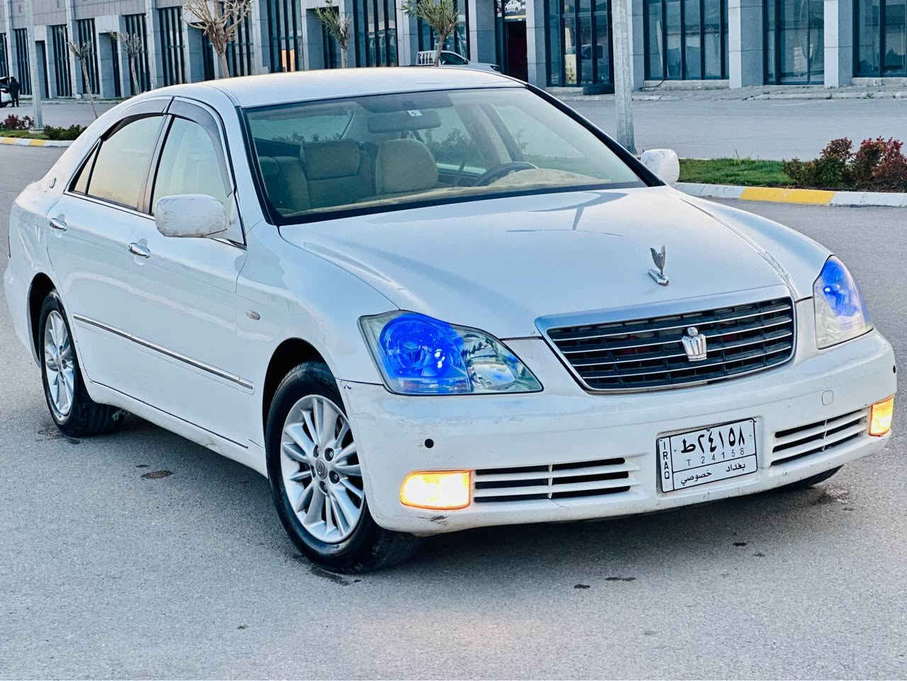 شاهانە موس موس 
٢٠٠٥ی ناو زەرد 
سێ دوگمە ١٨٢ ی بێ دووکەڵ 
رەسمی سۆنەرەکەیم داناوە 
سەقفی شوشەیی 
گێر و مەکینەو دەعم و لێدراو قرچ و کەڤەر گۆراو بە شەرت 
١٤٤ هەزار رۆشتوە 
بێ مەسرەف  تەقەو رەقەی بەشەرت 
قفڵ و کۆتایی ٦٣ گەڵا 
*********** 
*********** Singapore
