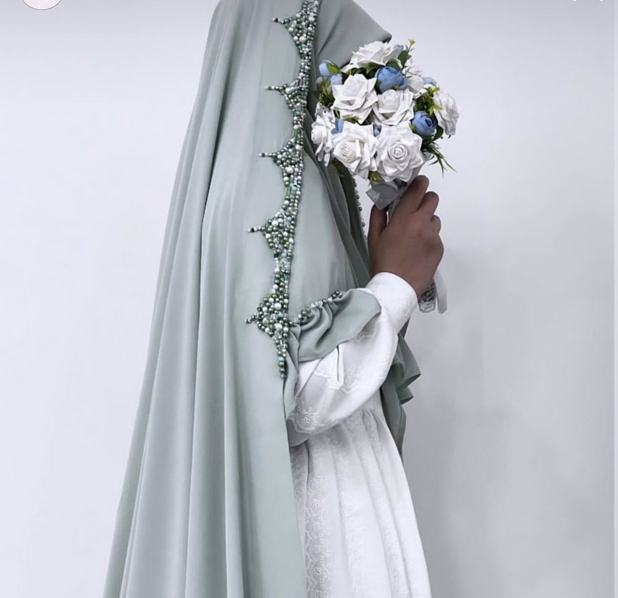 حرّيّة الاختيار لكل عروس 👰‍♀️  
من كلّه نفس اللون لإطلالة كلاسيكية، إلى مزج ألوان جريء لعصرية راقية — ننفّذ الديزاين بحسب ذوقك بالضبط.تواصلي واتساب لحجز واستشارة الالوان

فستان عقد بجودة عالية وسعر ولا بالأحلام ✨  
الأسعار عندنا متفاوتة لكن متأكدة بتلاحظي فرق كبير عن باقي البیعات — قيمة فعلاً تستاهل!  
السعر يشمل الفستان، الربطة والچادر — باقة كاملة وبسعر خيالي 💫  
الجودة ممتازة والتصميم كله حسب ذوقِك: كلّو نفس اللون أو تلوين حسب رغبتِك، احنا بنفصل ونصمّم خصيصًا إلك وبأقل من الباقيين.  
حابّة تعرفي السعر؟  تواصلي واتساب 
لان كل مودل له مختلف
***********
