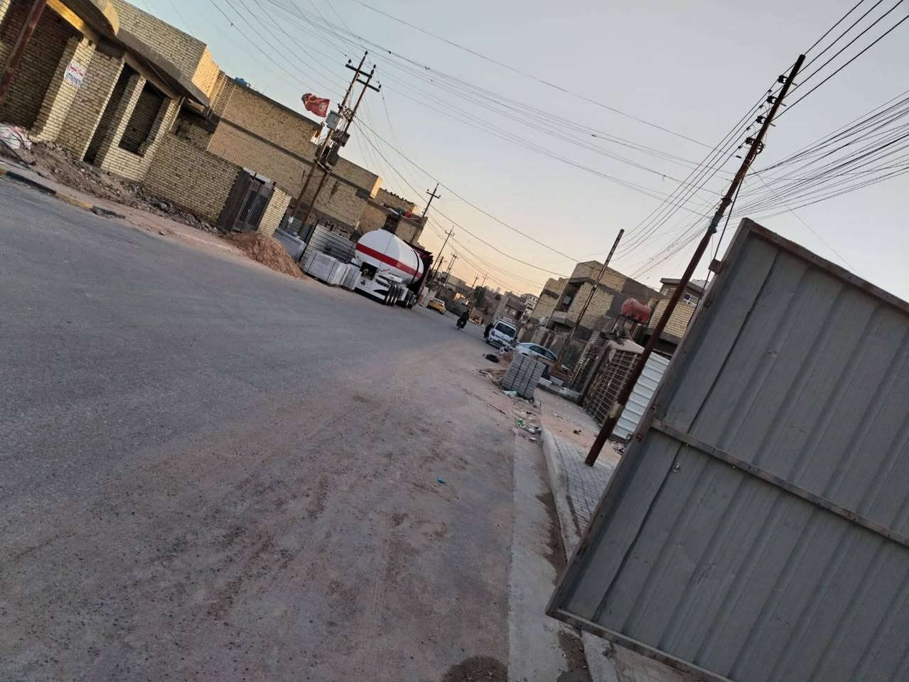 يا الله السلام عليكم...
قطعة رفت للبيع المساحه (١٠٠ متر... واجهه ٥  ونزال ٢٠)
العنوان... الرئاسه شارع عشرين قبل لاتوصل شارع ام البنين على يسرى بشارع الساده مكان حلو وعلى شارع كما موضح بصور والفديو والشراي يراسلني ع واتساب او الاتصال ***********
