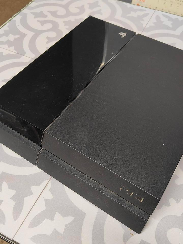 ps4 fat الجهاز
• السعة التخزينية: جيجا (500GB).

• الحالة: الجهاز نظيف جداً استخدام منزلي شغال 100% بدون أي مشاكل أو حرارة (غير مفتوح وغير مصلح سابقاً).

الملحقات:

• جويستيك 1 أصلية.

• كابل الطاقة (الباور) الأصلي.

•@ يحتوي على [ فيفا 23].

• السعر: [ 230 ألف] (بي مجال كلش).

• الموقع: [بسمايا].

• للتواصل: [***********]واتساب.
