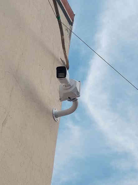 جانب من صيانة كامرات مراقبه اليوم
 تبديل جهاز DVR ابو 4 بجهاز DVR اخر 8 كامرات
وتركيب 7 كامرات حسب طلب الزبون
وتزويدها بكيبلات ب 7 كامرات 2 ميكا ويكبلات اصلي نحاس
ايضا وبطارية UBS تتحمل 7 كامرات + جهاز الكامرات +نانو الانترنت والراوتر تشتغل من 2 ساعات الى 3 ساعات وتزويد جهاز الكامرات المراقبه بالإنترنت للمراقبه عن بعد من خلال الهاتف
للتنصيب او لصيانة الكامرات الاتصال على الرقم ***********
ومن الله التوفيق ♥️
